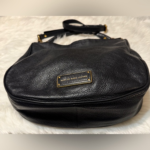 Marc Jacobs Hobo Black Pebbled Leather Bag with Gold Hardware - Picture 4 of 13